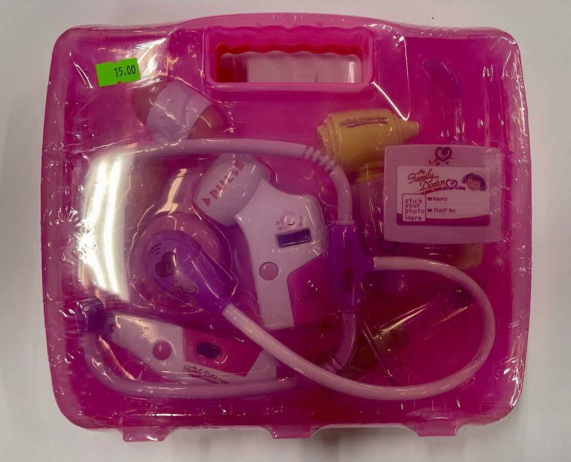 Dakteru spēļu piederumi koferī rozā
