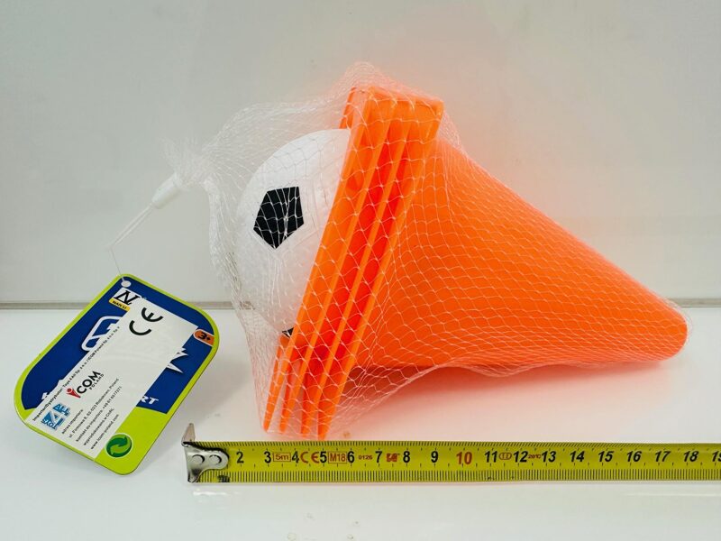 Futbola trenēšanās konusi ar bumbiņu bērniem