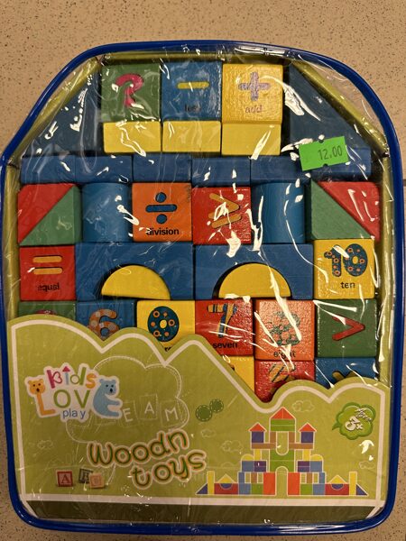 Koka klucīši ar cipariem burtiem, angļi vārdiem