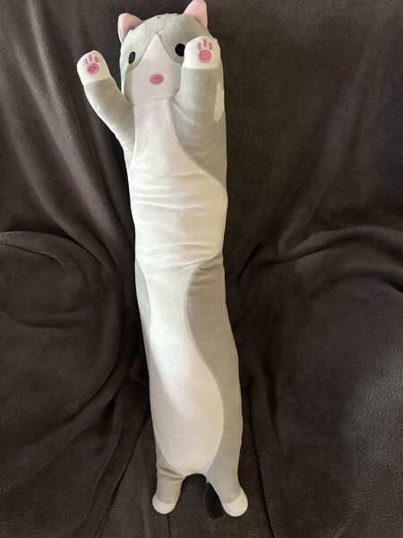 Plīša mīksts kaķis "Batons", pelēks ar rozā austiņām un bamtu vēderu, izmērs 70 cm