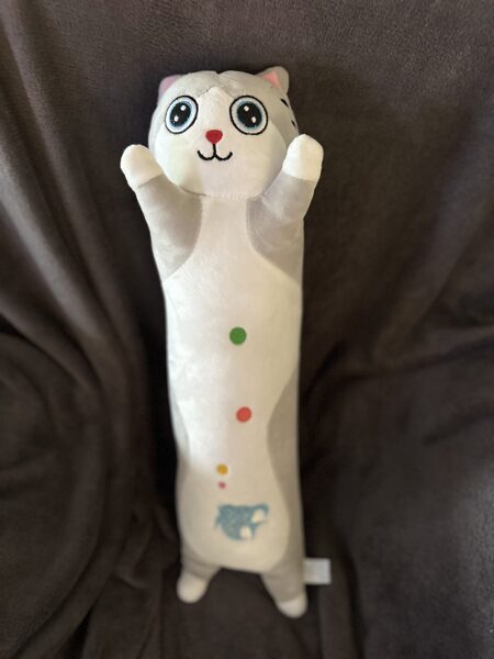 Mīksts plīša kaķis "Batons", pelēks ar baltu vēderu, izmērs 50 cm