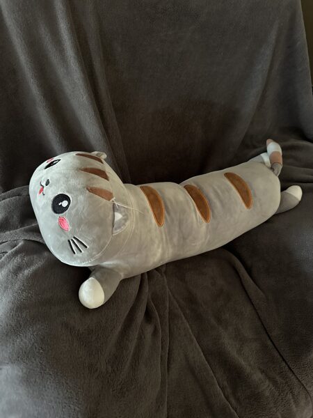 Mīksts plīša kaķis "Batons" pelēks ar svītrām, izmērs 65 cm