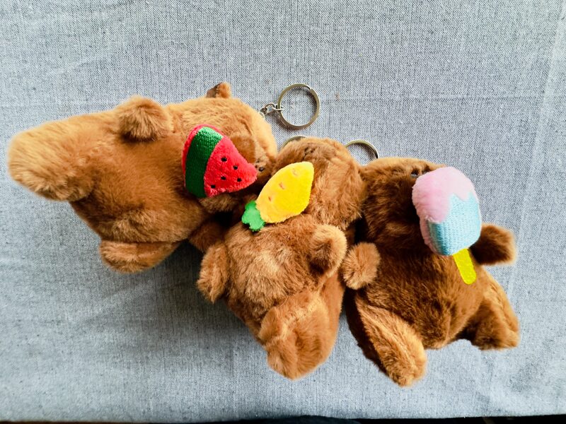 Breloks "Kapibara" ar augli